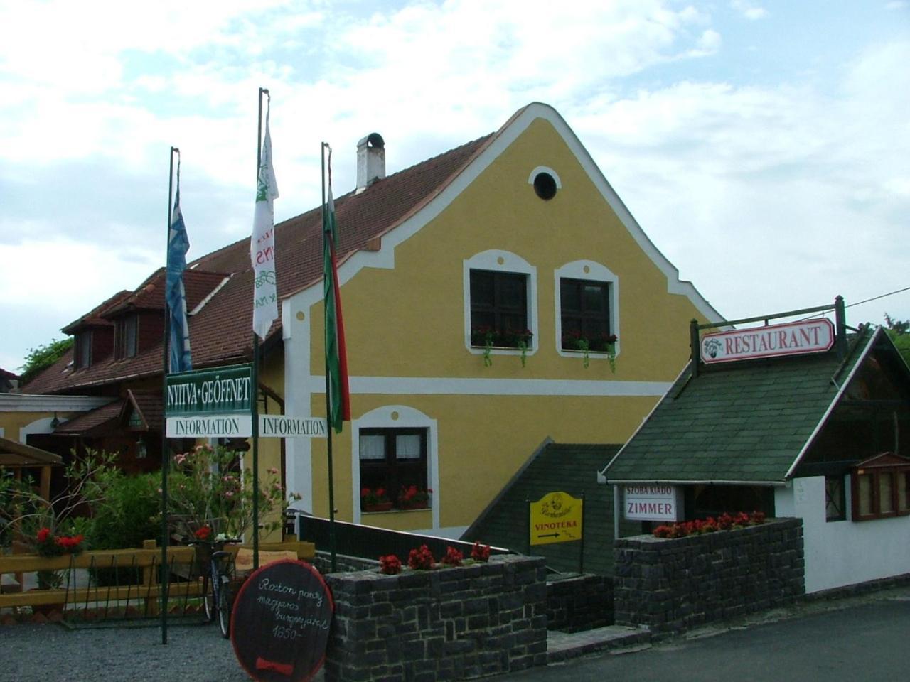Borbarátok Panzió Badacsonytomaj Exterior foto